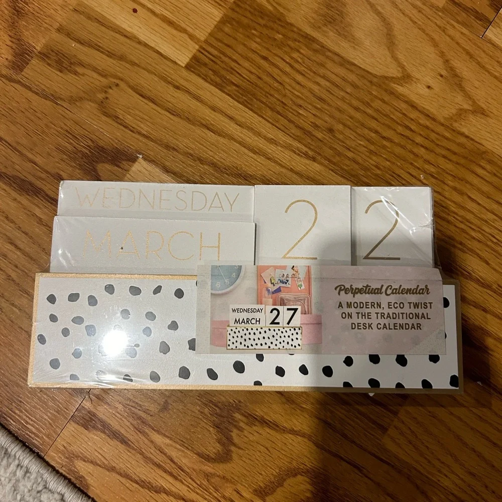 Wooden desk calendar